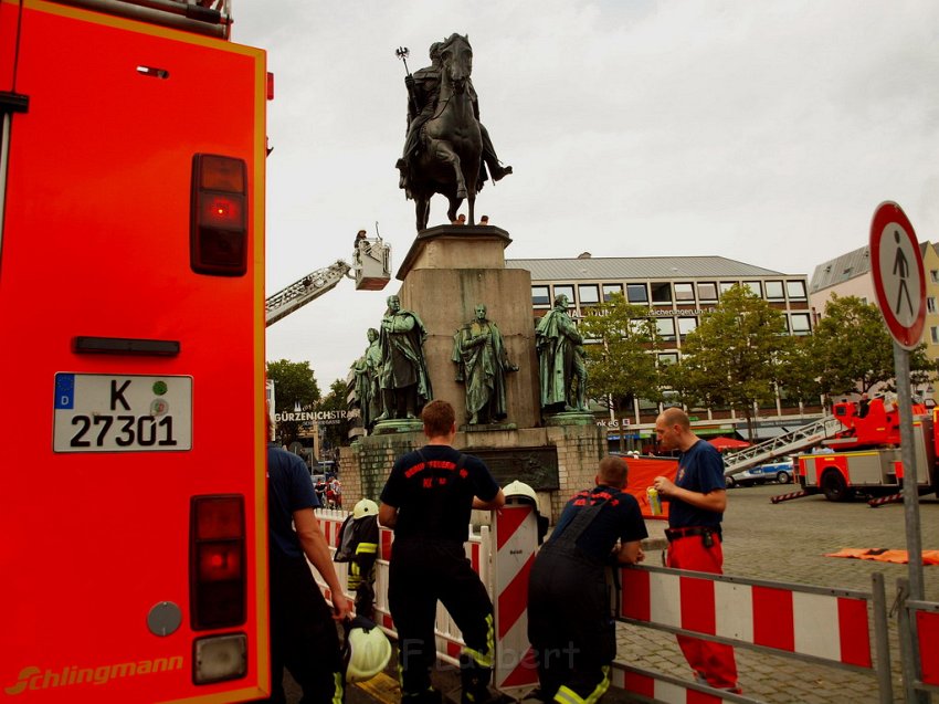 2 Denkmalkletterer hielten Feuerwehr und Polizei in Trapp Koeln Heumarkt P060.JPG